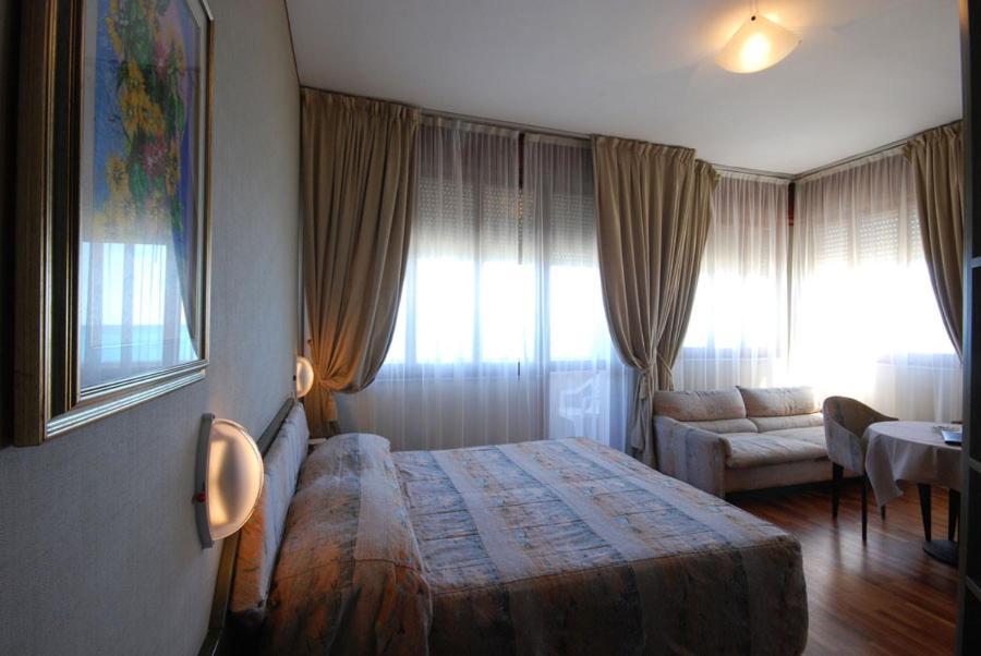 Hotel Bristol Pesaro Exterior photo