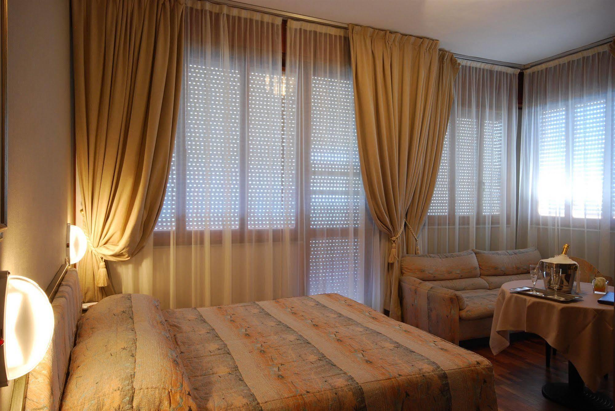 Hotel Bristol Pesaro Exterior photo